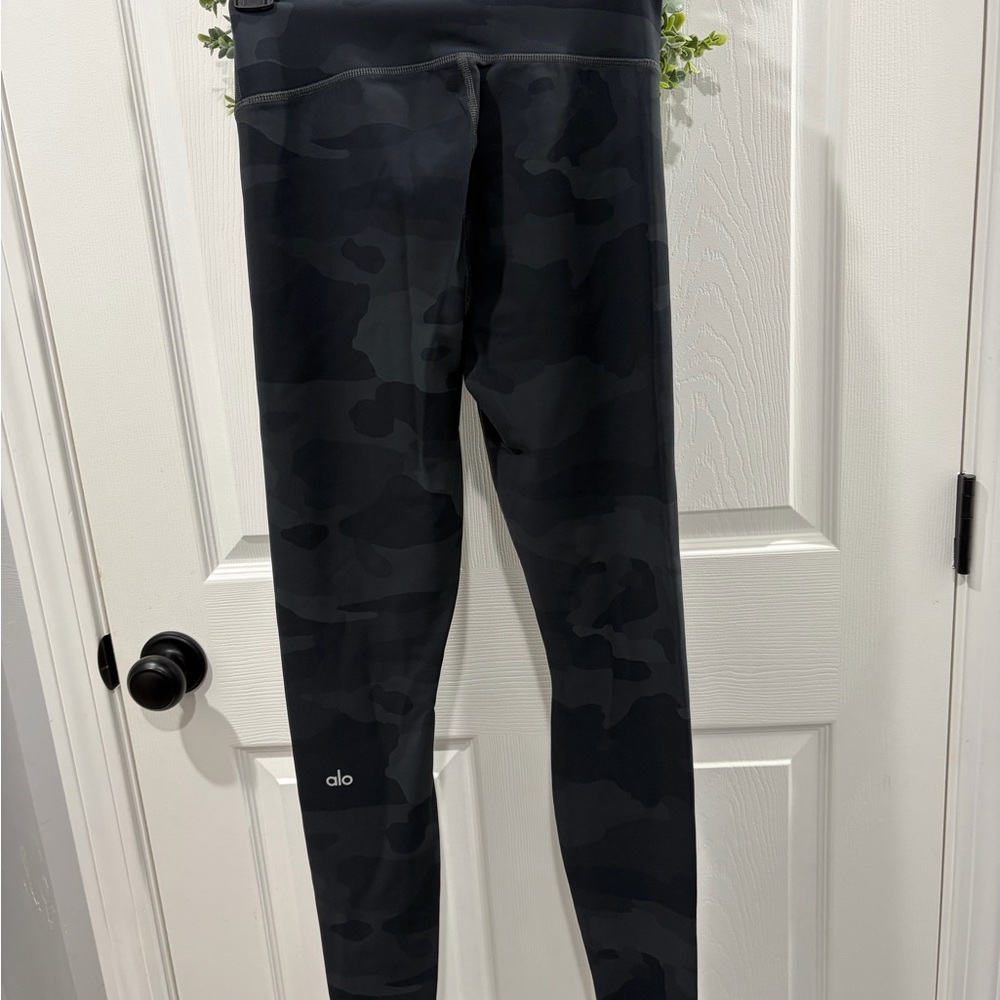 ALO Yoga Women's Black Camo High-Rise Leggings